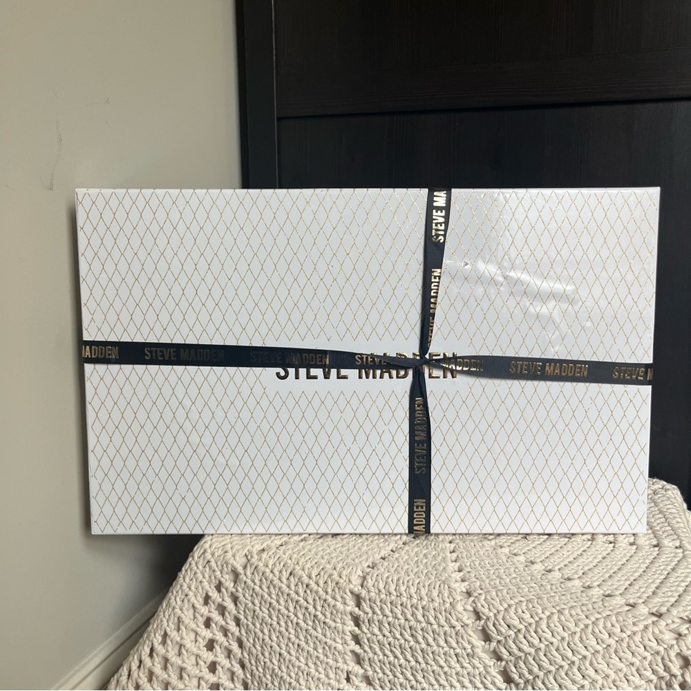 Steve Madden Black Hat, Gloves and Scarf Gift Set. New in Box - Picture 2 of 6